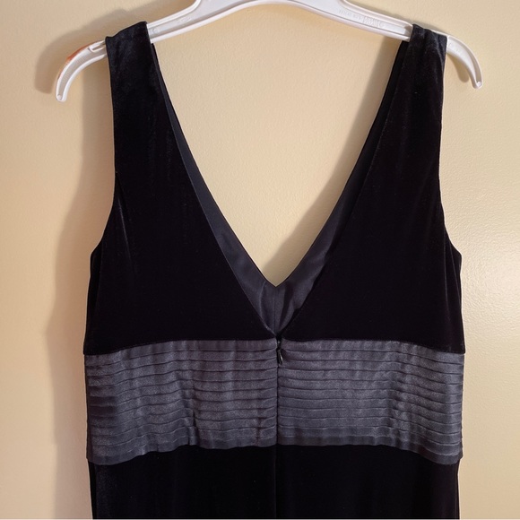 COLDWATER CREEK Black Velvet Sleeveless V-Neck Long Embellished Gown Size 12 - Picture 4 of 12